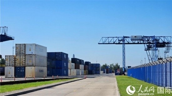  布列斯特北站，堆滿了來自中國的貨物。人民網(wǎng)記者 王震攝