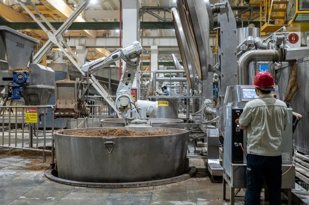 907車間里，機(jī)械臂正在撒料裝甑。嚴(yán)磊攝