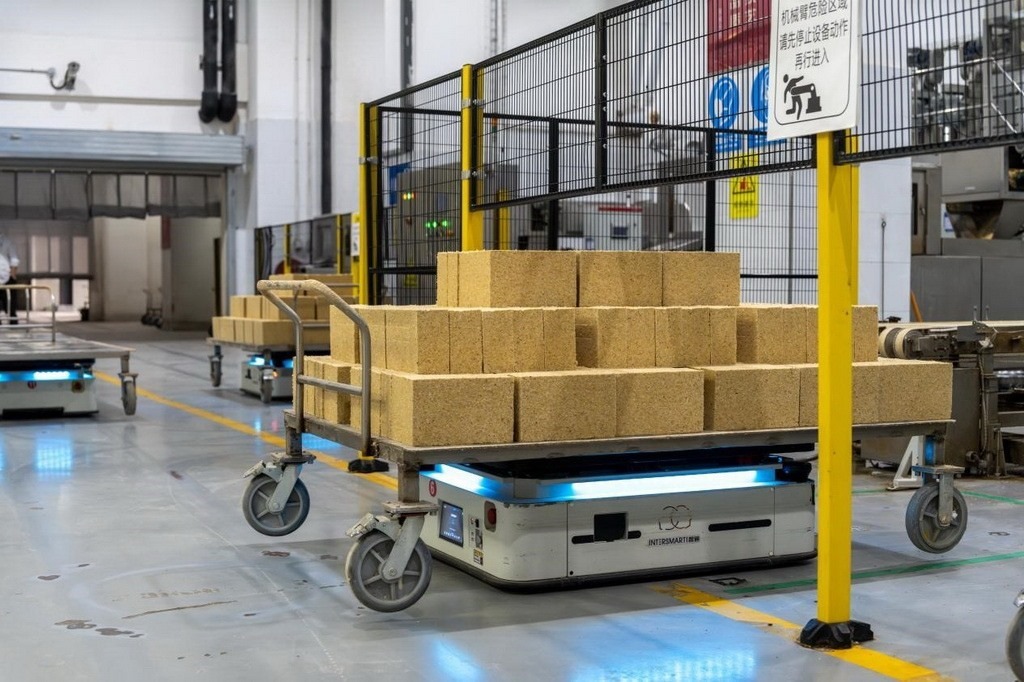 在701制曲車間，運(yùn)輸機(jī)器人等智能化設(shè)備已實(shí)現(xiàn)規(guī)?；瘧?yīng)用。王哲攝