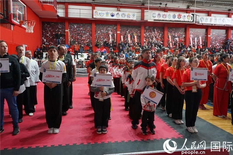 圖為開幕式現(xiàn)場運動員入場儀式。人民網(wǎng)記者 許放攝