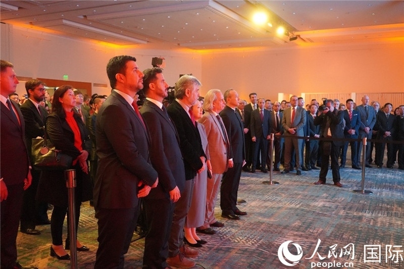 圖為招待會現(xiàn)場演奏兩國國歌。人民網(wǎng)記者 許放攝