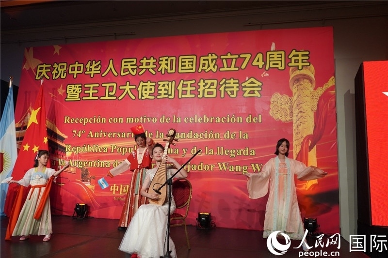 圖為招待會現(xiàn)場中國傳統(tǒng)樂器演奏和舞蹈展示。人民網(wǎng)記者 許放攝