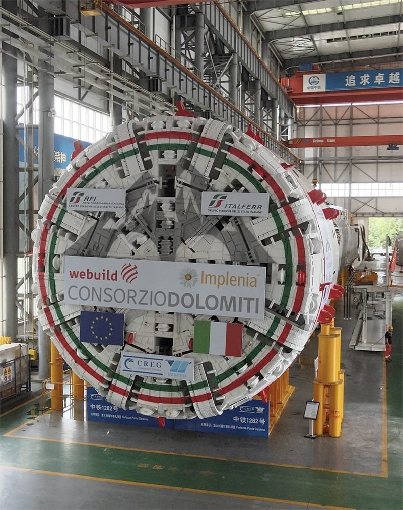 圖為中鐵裝備集團(tuán)盾構(gòu)總裝車(chē)間。人民網(wǎng)記者 唐宋攝