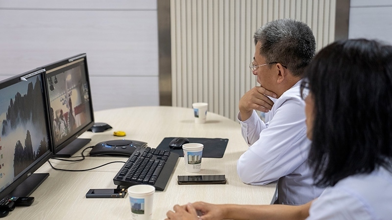 新疆醫(yī)科大學(xué)第一附屬醫(yī)院專(zhuān)家團(tuán)隊(duì)與哈薩克斯坦國(guó)立科學(xué)研究中心的專(zhuān)家對(duì)患者進(jìn)行跨國(guó)遠(yuǎn)程會(huì)診。人民網(wǎng)記者 許崢攝