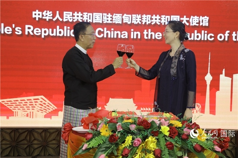 圖為曹靜臨時代辦與溫欣副總理祝酒。人民網(wǎng)記者 謝佳君攝