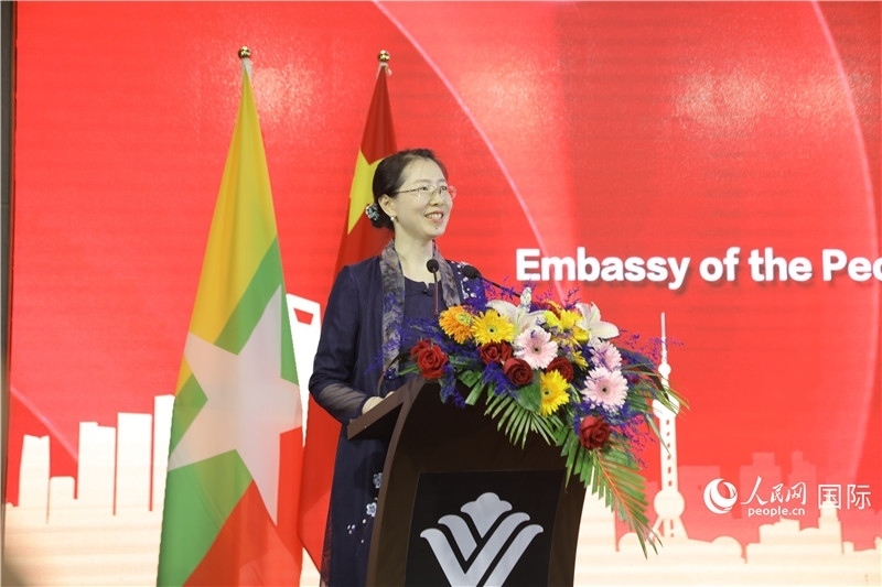 圖為使館臨時代辦曹靜致辭。人民網(wǎng)記者 謝佳君攝