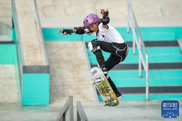 9月27日，中國選手崔宸曦在比賽中。當(dāng)日，在錢塘輪滑中心舉行的杭州亞運會女子街式?jīng)Q賽中，中國選手崔宸曦以242.62分的成績奪得冠軍，曾文蕙獲得亞軍，日本選手伊藤美優(yōu)獲得季軍。新華社記者 潘昱龍攝