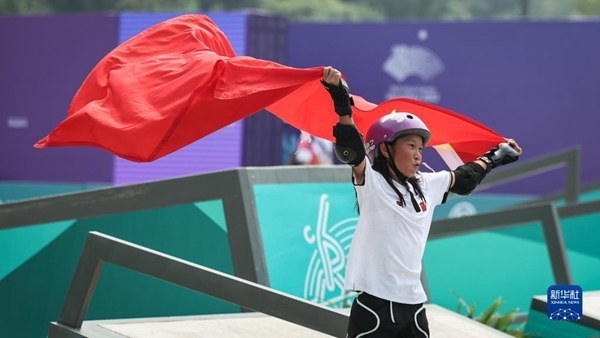 9月27日，崔宸曦在賽后慶祝奪冠。當(dāng)日，在錢塘輪滑中心舉行的杭州亞運(yùn)會(huì)女子街式?jīng)Q賽中，中國(guó)選手崔宸曦以242.62分的成績(jī)奪得冠軍，曾文蕙獲得亞軍，日本選手伊藤美優(yōu)獲得季軍。新華社記者 潘昱龍攝