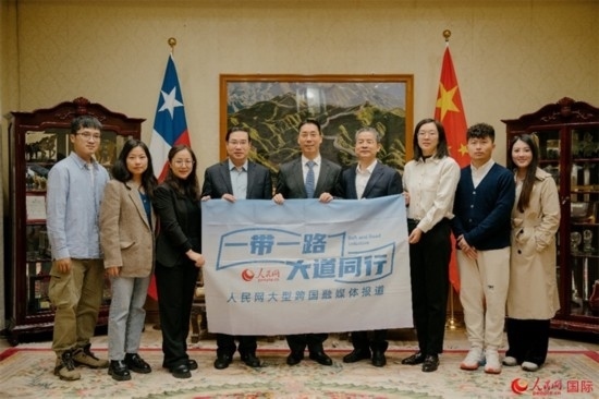 牛清報大使（中）與人民網(wǎng)、人民日報社記者合影。 人民網(wǎng)記者 張若涵攝