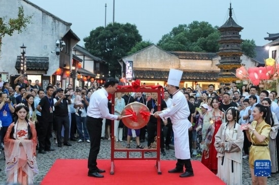 9月27日拍攝的2023年南翔國潮大會(huì)暨第十七屆上海南翔小籠文化展開幕儀式現(xiàn)場(chǎng)。