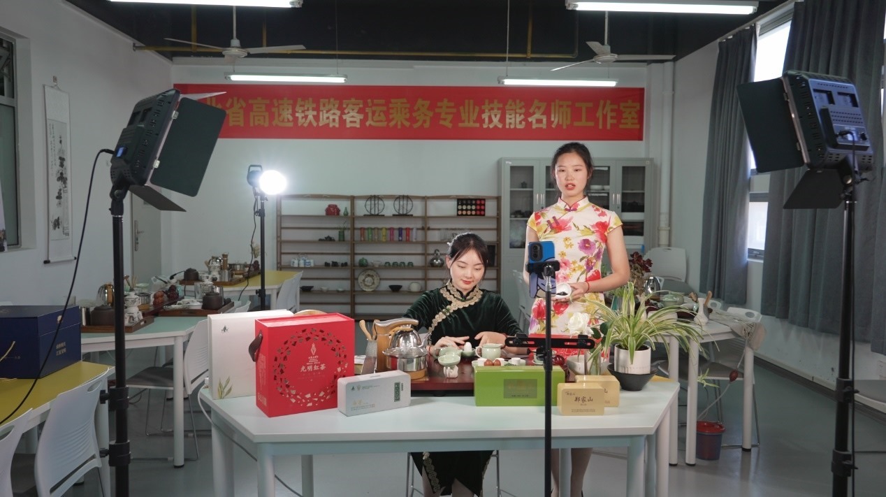 學(xué)生們正在直播。受訪單位供圖