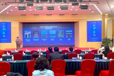 現(xiàn)場發(fā)布《2023旅游景區(qū)品牌傳播優(yōu)秀案例》。人民網(wǎng)記者 劉微攝