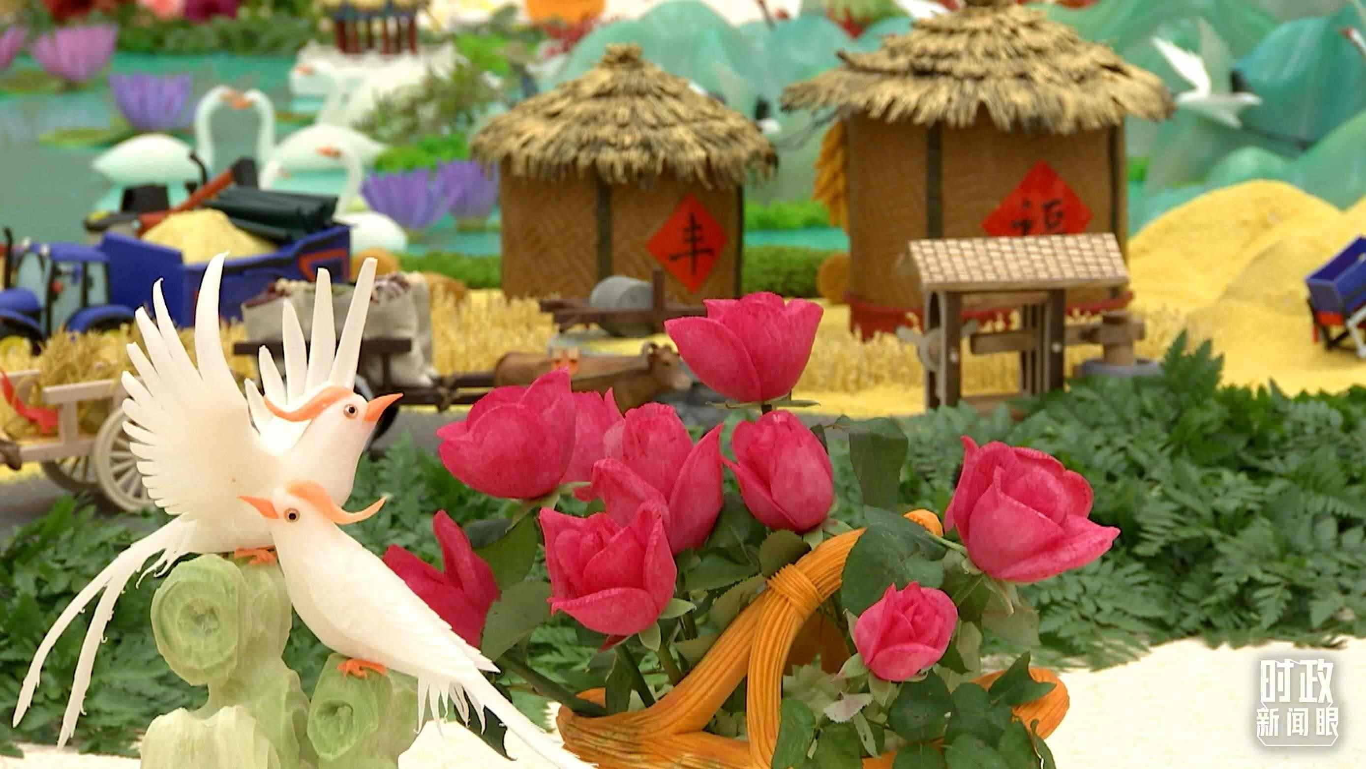 △宴會(huì)廳內(nèi)，節(jié)日氛圍濃郁。