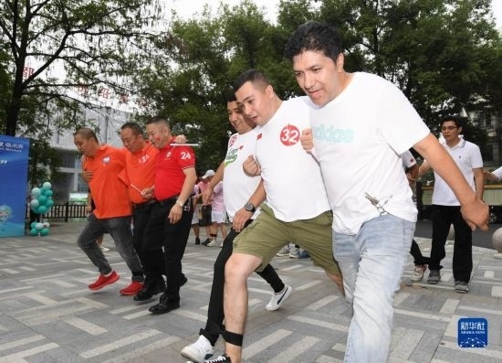 9月28日，在柯橋柯亭社區(qū)，各民族居民參加趣味運(yùn)動(dòng)會(huì)。