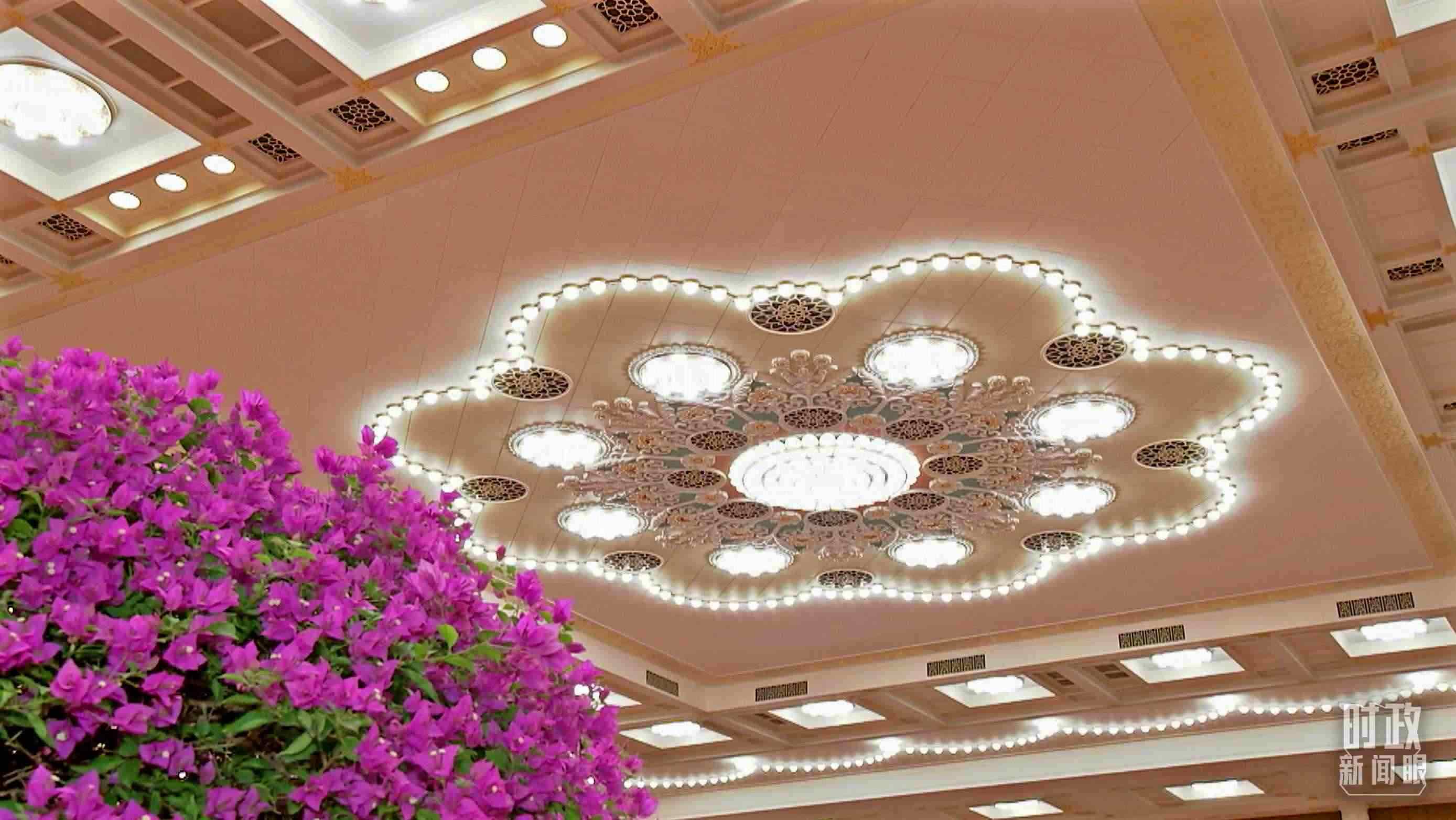 △人民大會(huì)堂宴會(huì)廳，華燈璀璨、鮮花綻放。