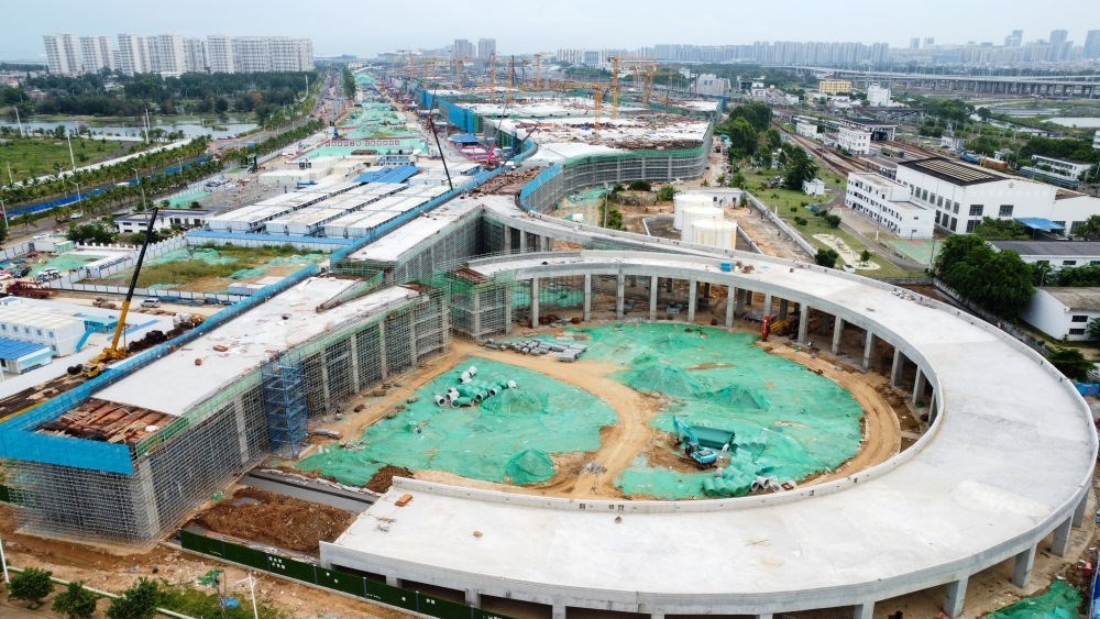 9月9日拍攝的?？谛潞８酆湍细邸岸€口岸”（貨運(yùn)）集中查驗(yàn)場(chǎng)所建設(shè)項(xiàng)目（無(wú)人機(jī)照片）。該項(xiàng)目是海南自貿(mào)港封關(guān)運(yùn)作重點(diǎn)項(xiàng)目。新華社記者 楊冠宇 攝