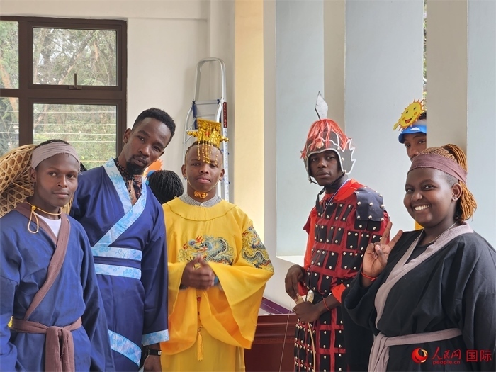 28日，肯尼亞內(nèi)羅畢大學(xué)孔子學(xué)院舉行“詩(shī)劇頌中秋，中肯共月明”中秋慶典，情景劇《嫦娥奔月》部分演員合影。人民網(wǎng)記者 黃煒鑫攝