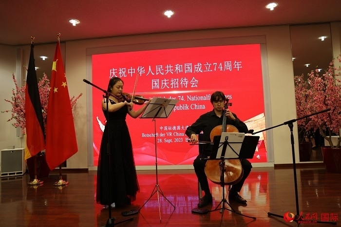 青年音樂家為來賓們現(xiàn)場(chǎng)演奏《我和我的祖國(guó)》。人民網(wǎng)記者 劉仲華攝