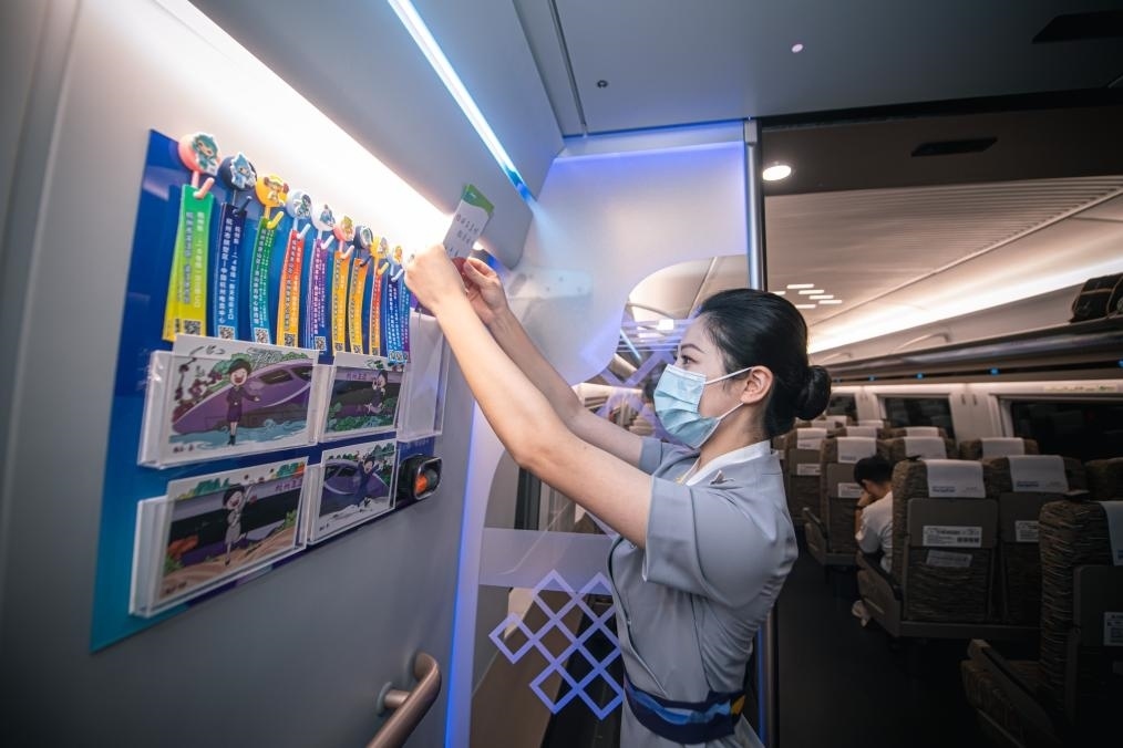 2023年9月16日，復(fù)興號(hào)亞運(yùn)智能動(dòng)車組列車正式載客運(yùn)營(yíng)。新華社記者 江漢 攝