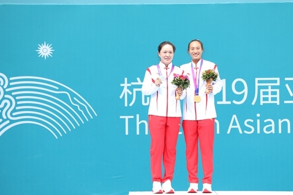 9月29日，鄭欽文(右)和朱琳在頒獎(jiǎng)儀式上合影。當(dāng)日，在杭州亞運(yùn)會(huì)網(wǎng)球女子單打決賽中，中國代表團(tuán)選手鄭欽文2:0戰(zhàn)勝隊(duì)友朱琳奪得冠軍。人民網(wǎng)記者 李乃妍攝