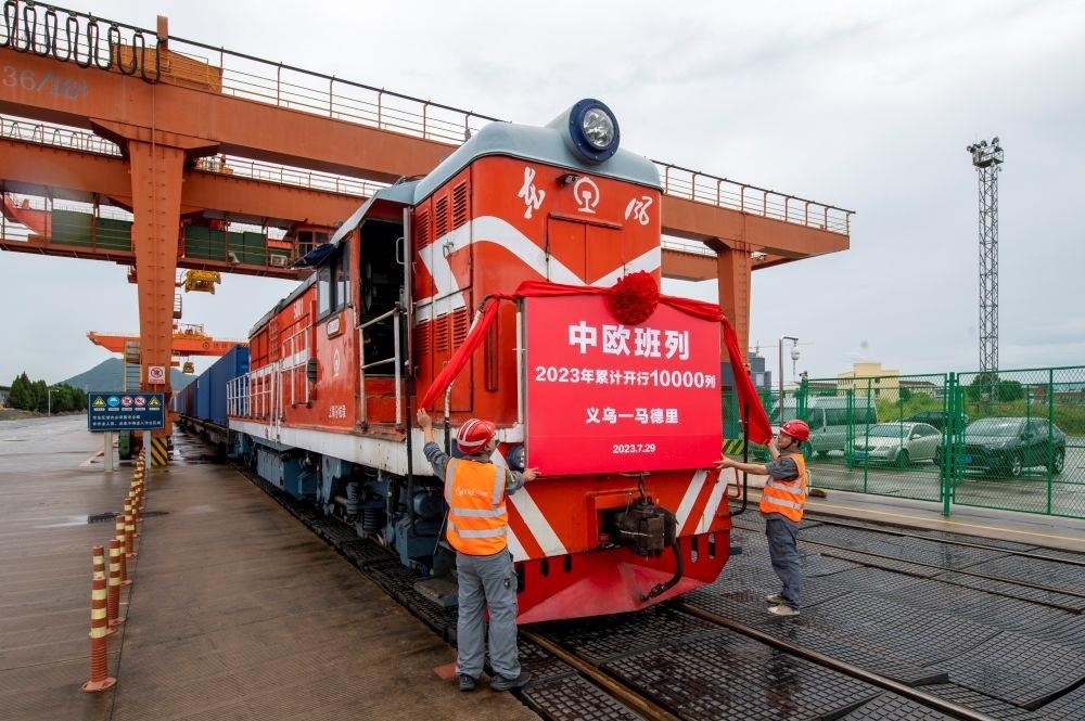 △2023年7月29日，滿載110個標(biāo)箱出口貨物的X8020次中歐班列從浙江義烏西站準(zhǔn)備啟程。