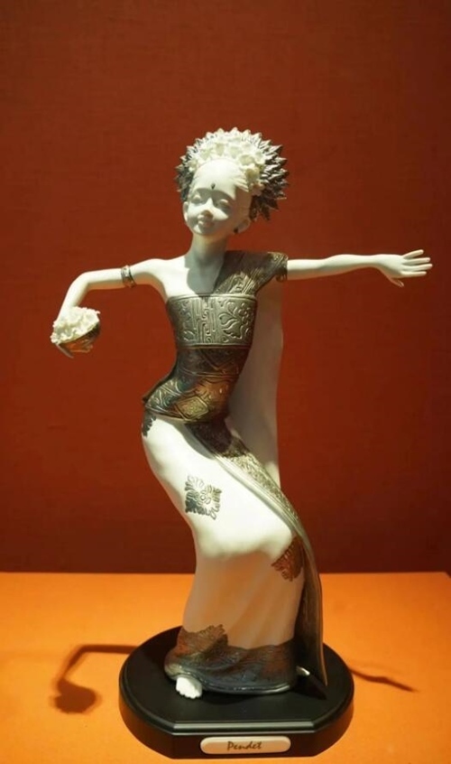 2013年10月，時(shí)任印度尼西亞總統(tǒng)蘇西洛贈(zèng)送習(xí)近平主席的鑲錫瓷塑舞者。