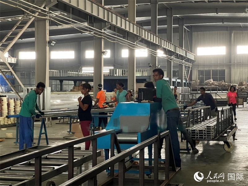 東方工業(yè)園華嘉鋁業(yè)生產(chǎn)車間。人民網(wǎng)記者 趙艷紅攝