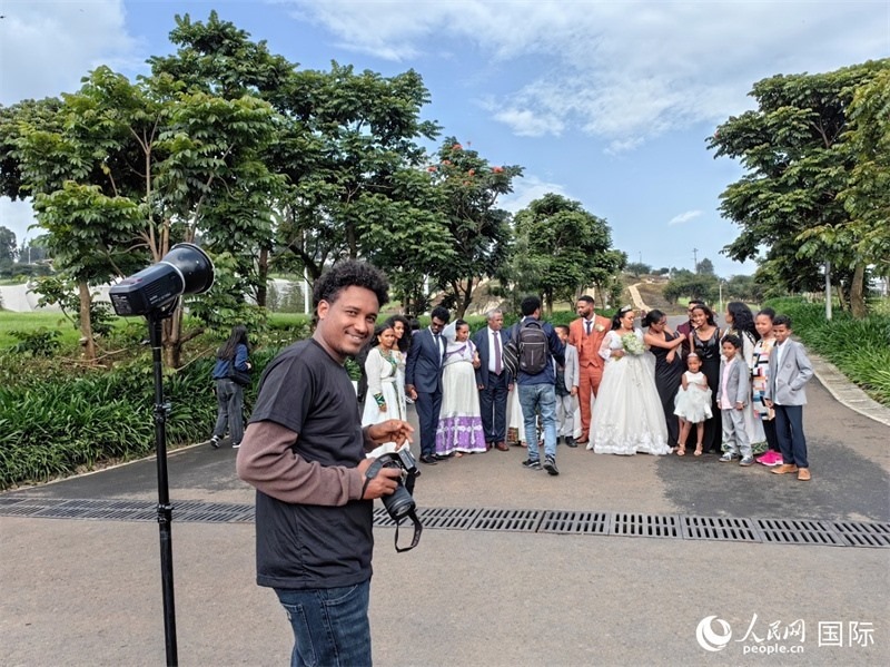 一對新人和親友在亞的斯亞貝巴友誼廣場合影。人民網(wǎng)記者 陳星星攝