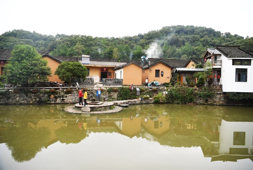 圖為9月27日游客在田鋪大塆參觀游玩。新華社記者張浩然攝