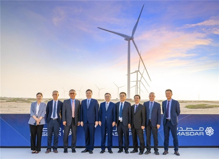 中方建設者在風電場合影。中國電建供圖