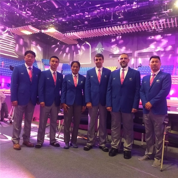 詹多斯·基亞諾夫與各國裁判員合影（左二）。 受訪者供圖