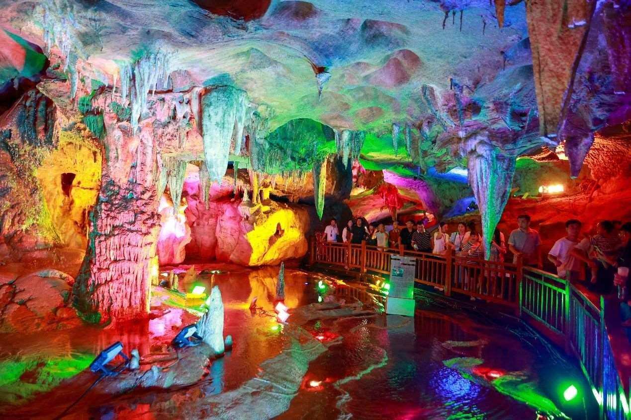 國慶假期期間，江西萬年神農(nóng)宮景區(qū)游人如織。受訪者供圖