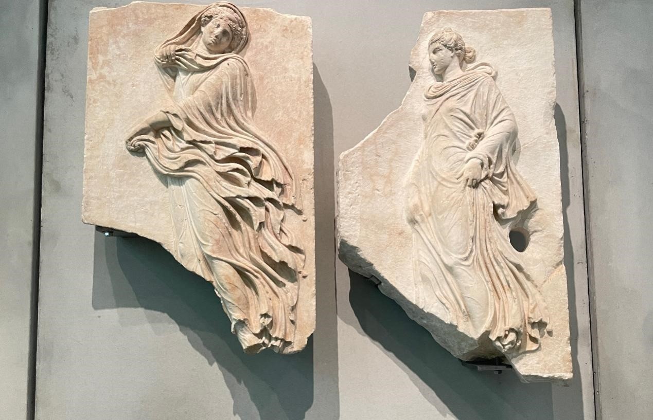 出自酒神劇場(chǎng)的浮雕，刻畫(huà)了舞者的形象。人民網(wǎng)記者 郭冠華攝