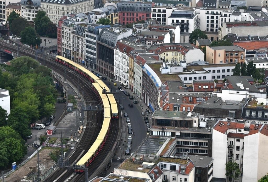 5月23日，列車在德國柏林市區(qū)行駛。新華社記者任鵬飛攝