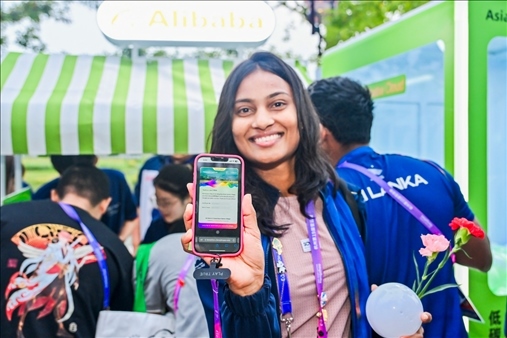 亞運(yùn)村運(yùn)動(dòng)員正在展示個(gè)人的低碳賬戶。 受訪者供圖