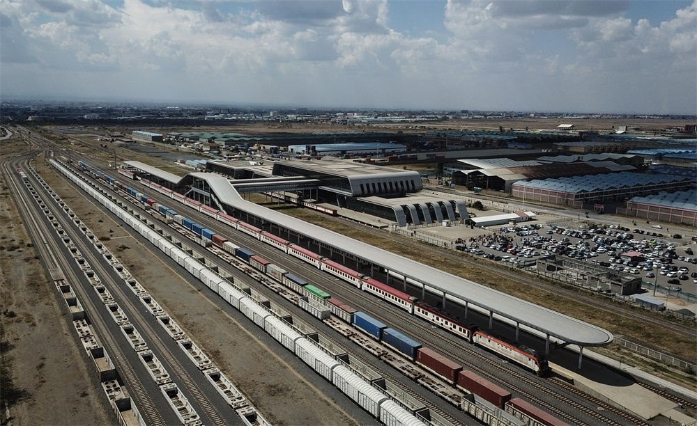 這是在肯尼亞首都內(nèi)羅畢拍攝的蒙內(nèi)鐵路內(nèi)羅畢站（9月20日攝，無人機(jī)照片）。新華社記者 韓旭 攝