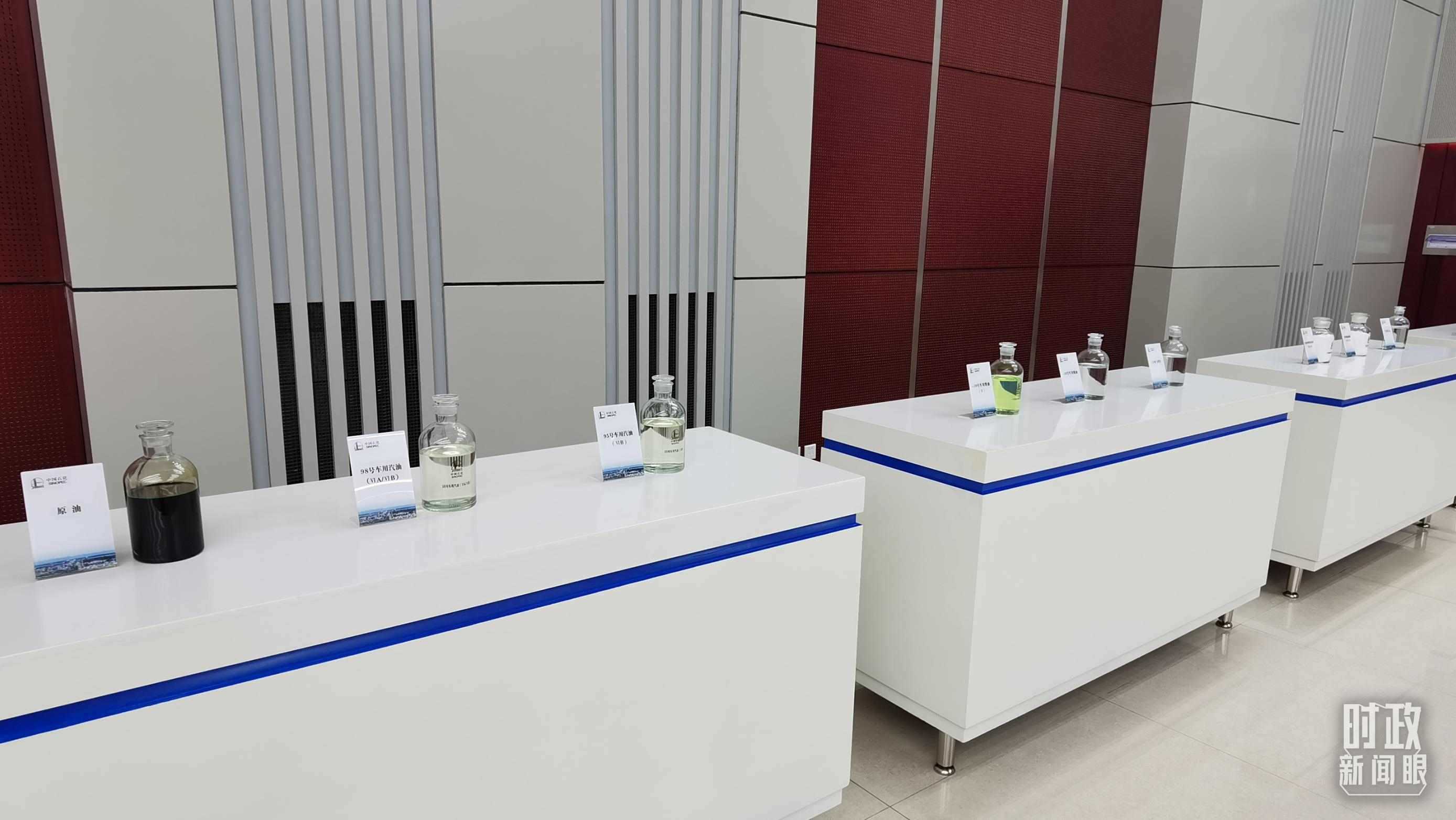 △中國石化九江分公司生產(chǎn)的產(chǎn)品展示。（總臺央視記者郭鴻拍攝）