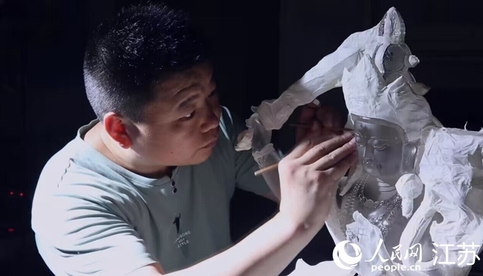 正在精雕細琢的東海水晶。 人民網(wǎng) 范堯攝