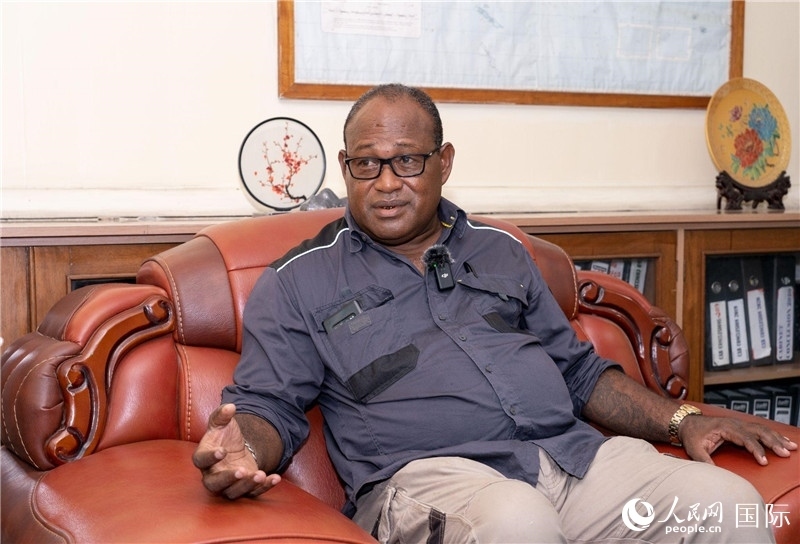 2023年9月13日，所羅門群島副總理兼基礎設施和發(fā)展部長梅納西·梅蘭加在首都霍尼亞拉接受人民網(wǎng)記者專訪。人民網(wǎng) 賀吉攝