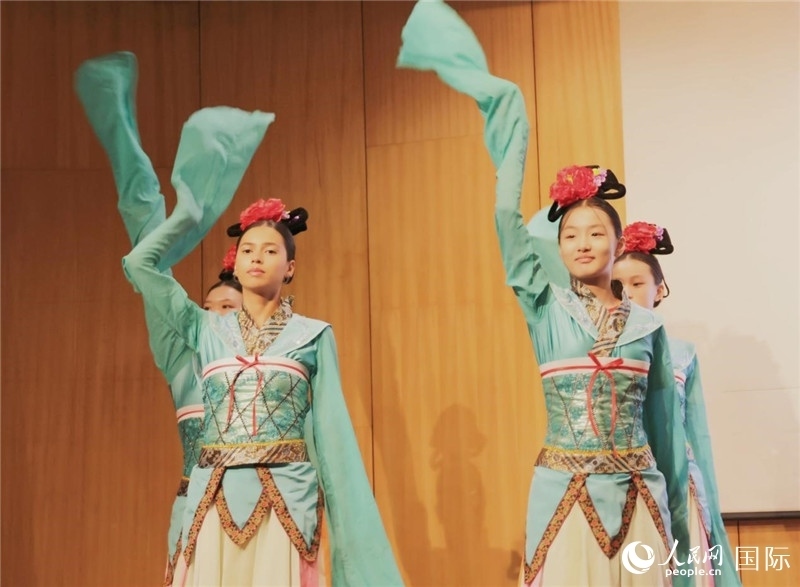 兩國文化志愿者共同表演中國傳統(tǒng)舞蹈。人民網(wǎng)記者 陳海琪攝