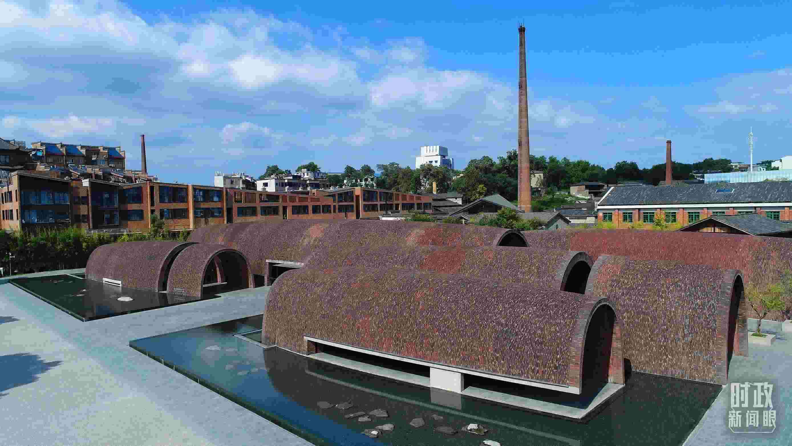 △街區(qū)內的博物館，借鑒了景德鎮(zhèn)清代獨創(chuàng)的蛋形柴窯構造特點。（總臺央視記者范凱拍攝）