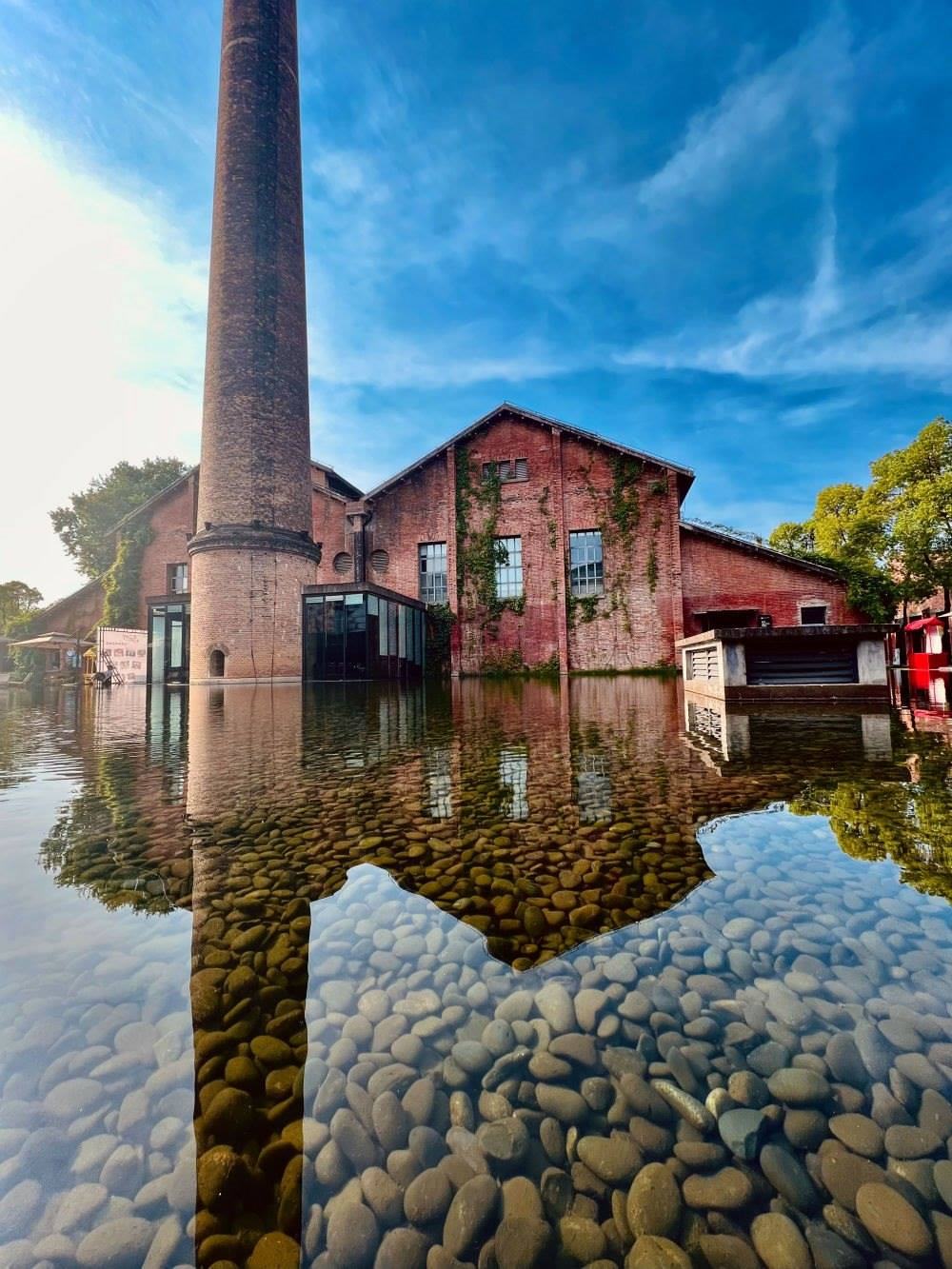 ↑景德鎮(zhèn)陶溪川文創(chuàng)街區(qū)一景（2023年5月15日攝）。