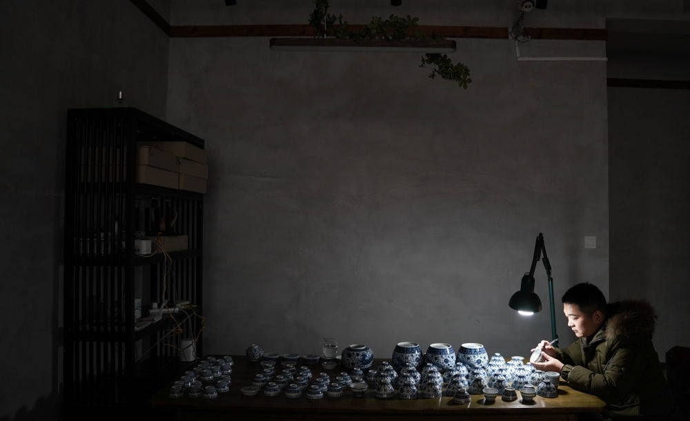 ↑ 2020年12月23日，手工陶瓷制作者在工作室檢測(cè)成品。