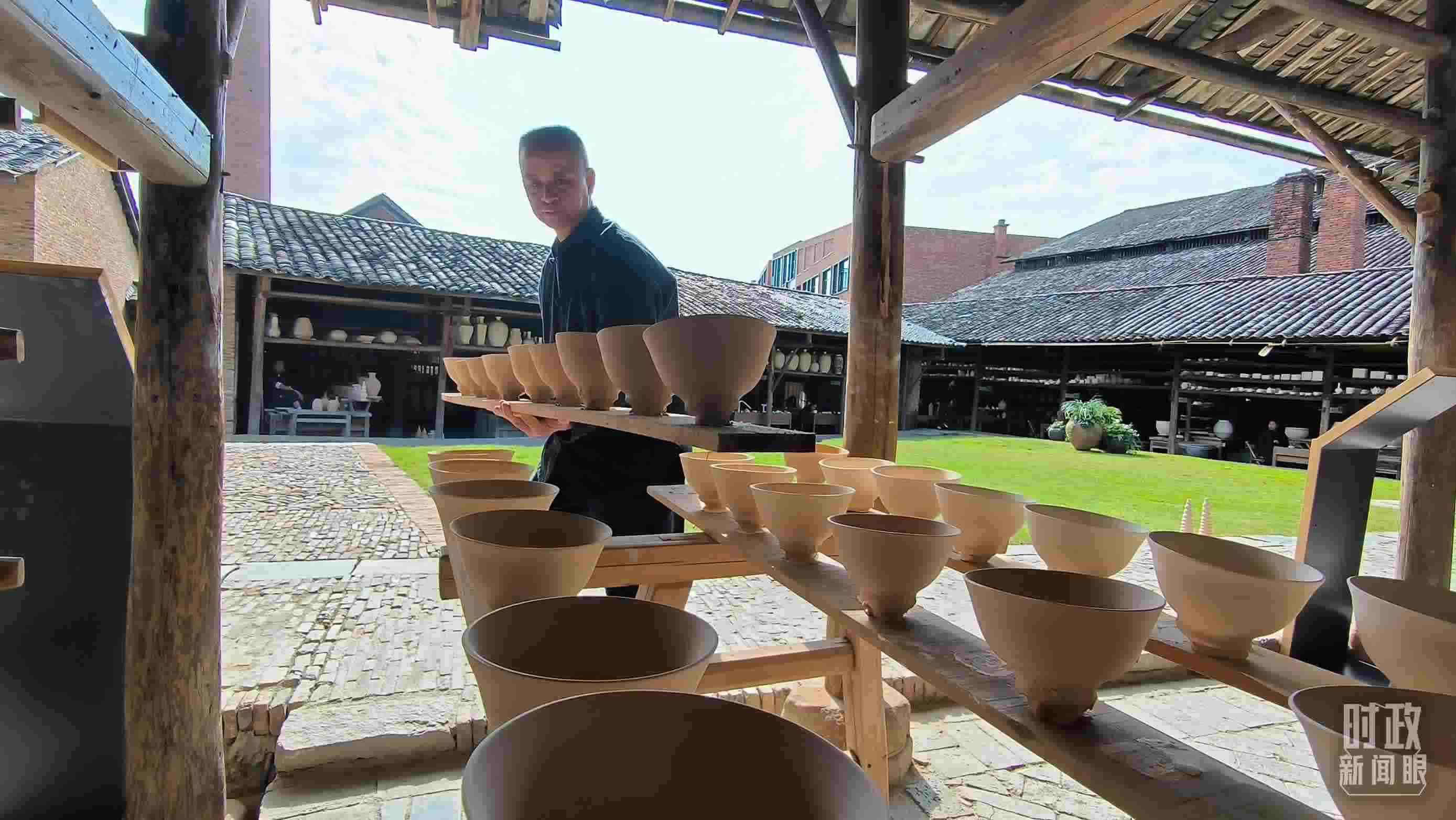 △匠人正在晾曬陶瓷制品。（總臺央視記者范凱拍攝）