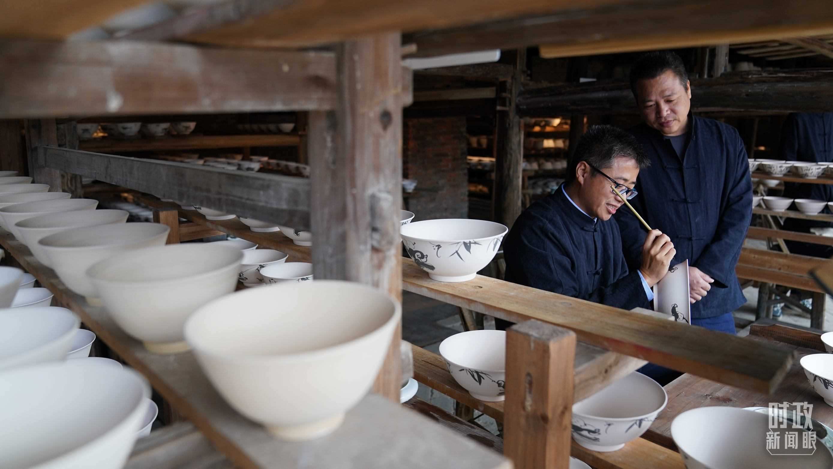 △非遺傳承人正在繪制瓷器。（總臺國廣記者李晉拍攝）