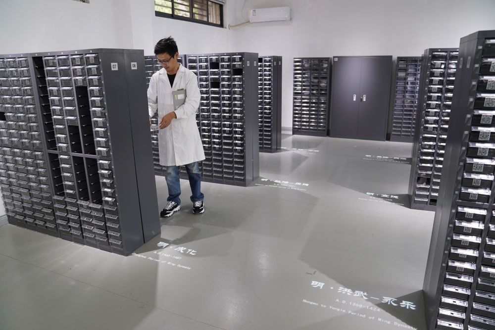 ↑工作人員在古陶瓷基因庫(kù)里工作（2023年5月16日攝）。