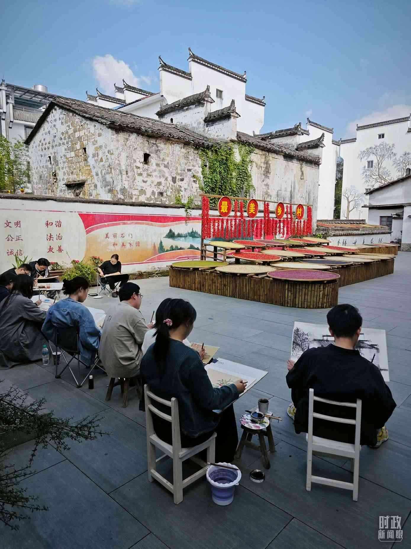 △來自中國美術學院的同學在石門村寫生。（總臺央視記者郁振一拍攝）