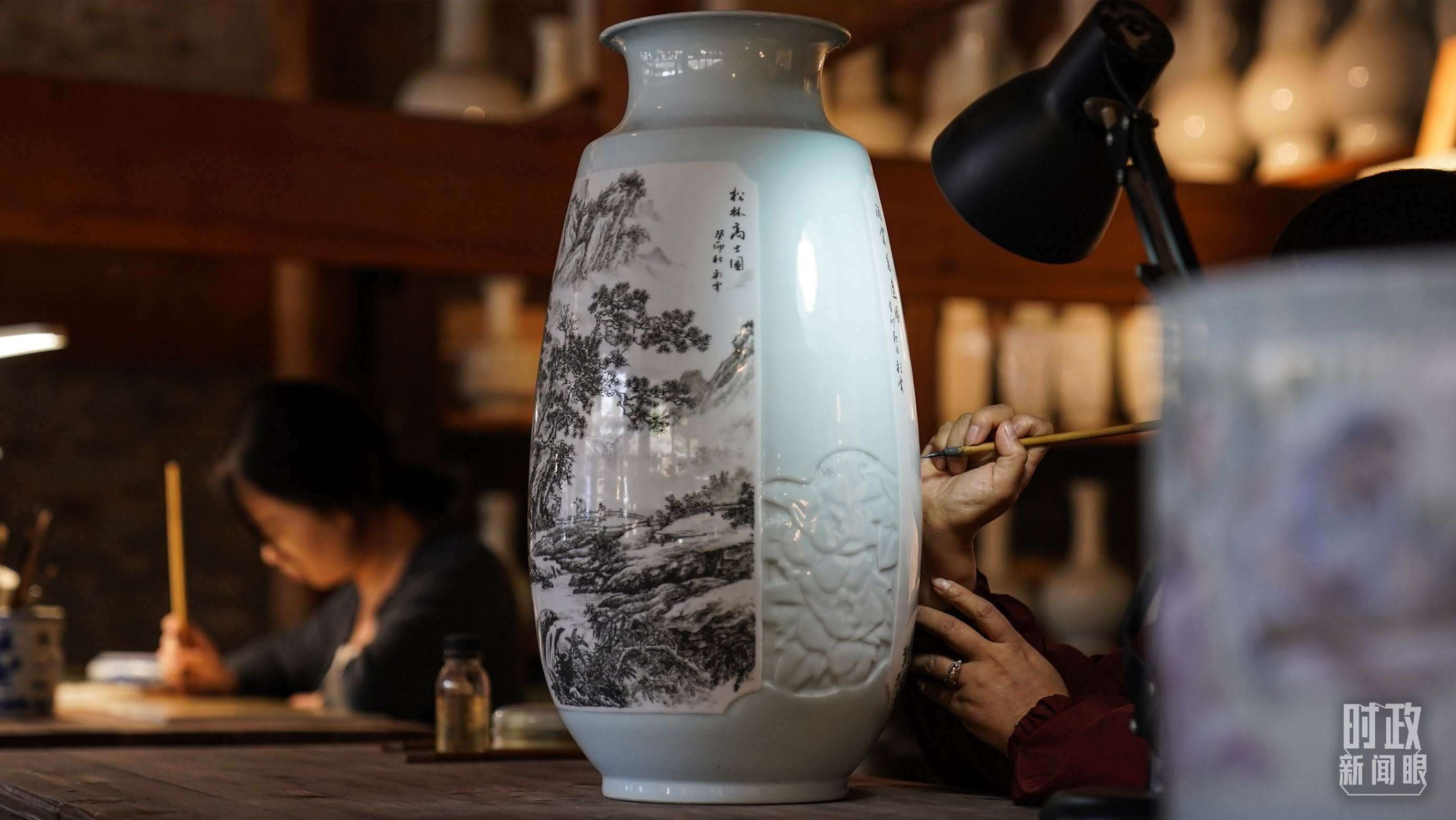 △陶瓷畫師正在繪制瓷器。（總臺國廣記者李晉拍攝）