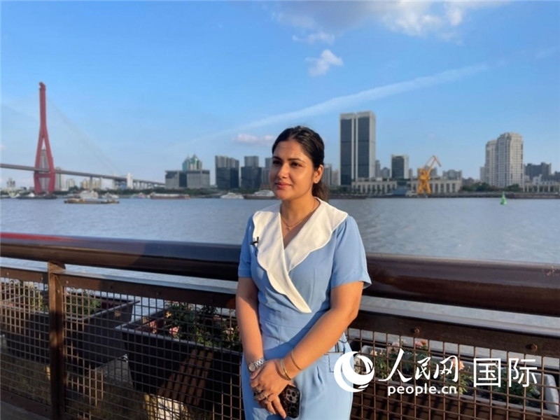 孟加拉國(guó)Channel24電視頻道主持人伊斯拉特·阿敏在上海市楊浦濱江接受采訪。 人民網(wǎng)記者 張榮攝