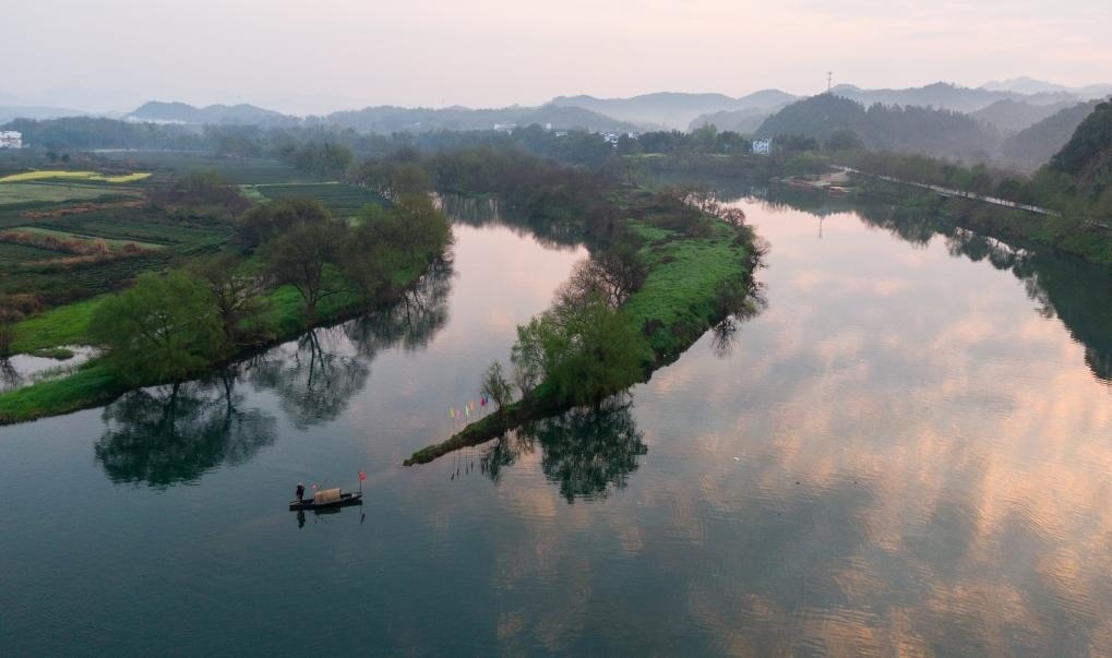 2021年3月15日拍攝的婺源月亮灣旅游公園，石門自然村坐落于此。新華社記者 胡晨歡 攝
